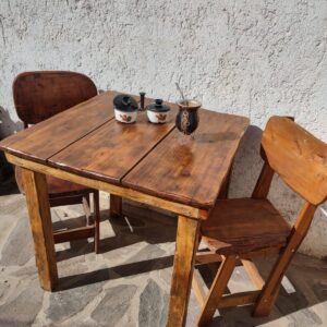 conjunto de mesa y dos sillas de madera maciza