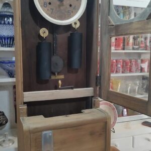 antiguo reloj de abuelo de madera (o reloj de fichar industrial) con péndulo y pesas